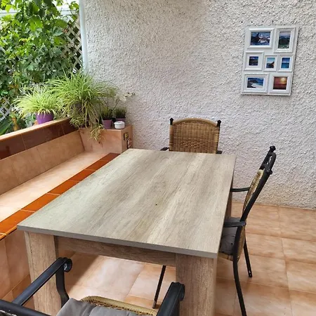 Апартаменты With Garden